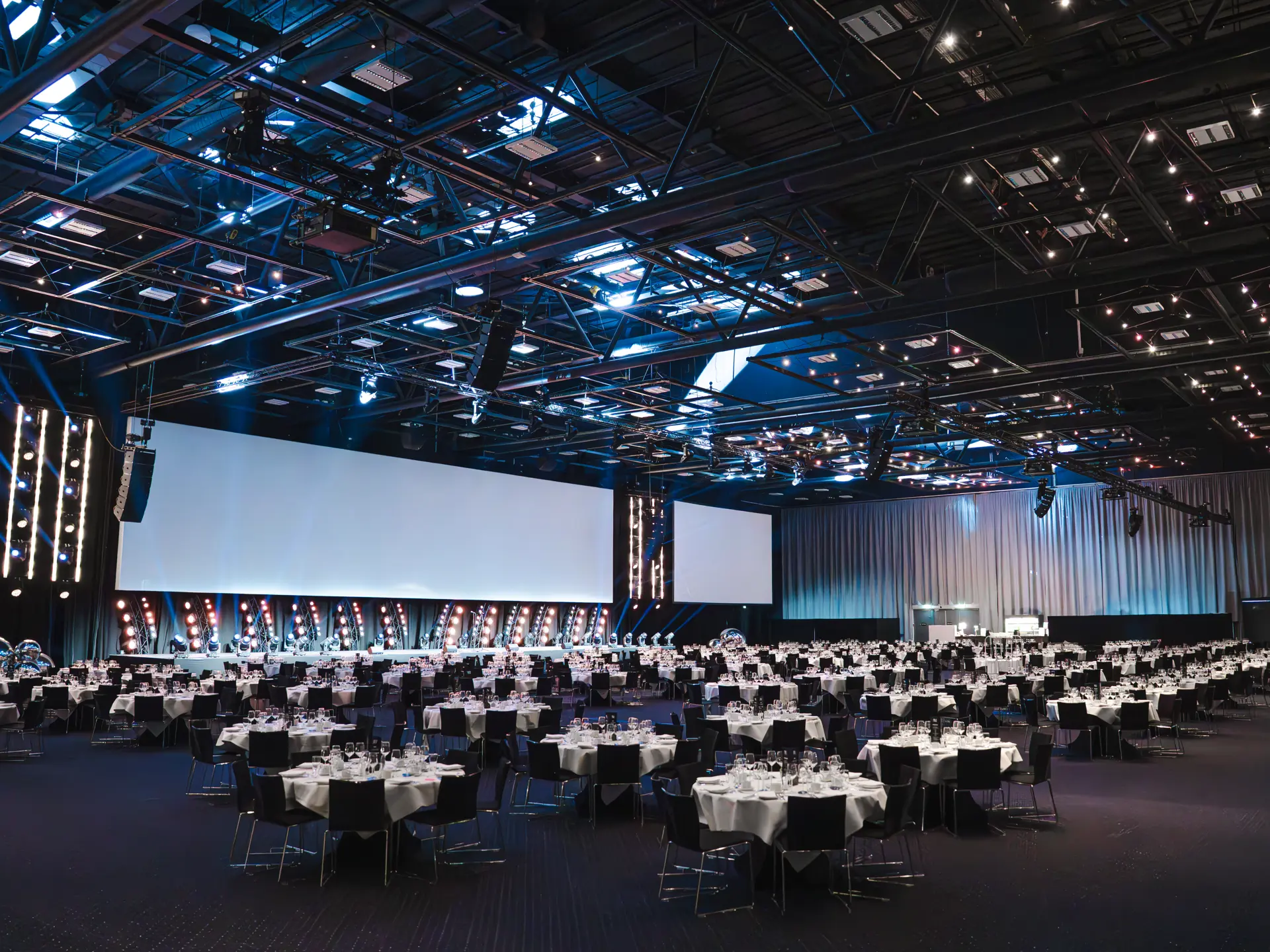 Hal A i Bella Center Copenhagen – opdækket til gallamiddag og konferenceevent.