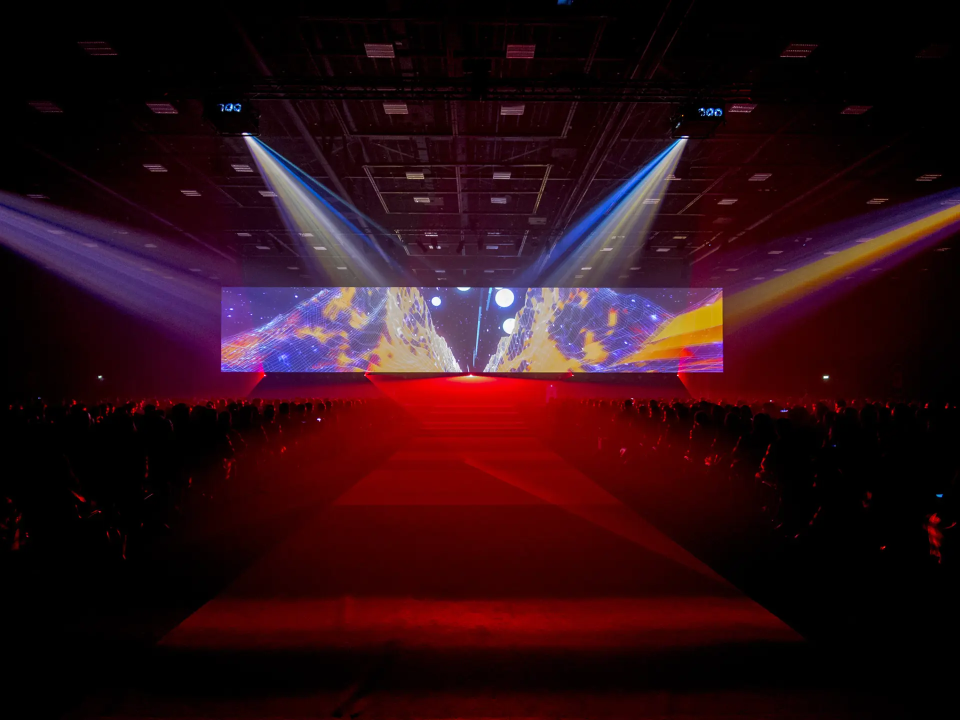 Hal A i Bella Center, København – scene med lysshow og stor LED-skærm.