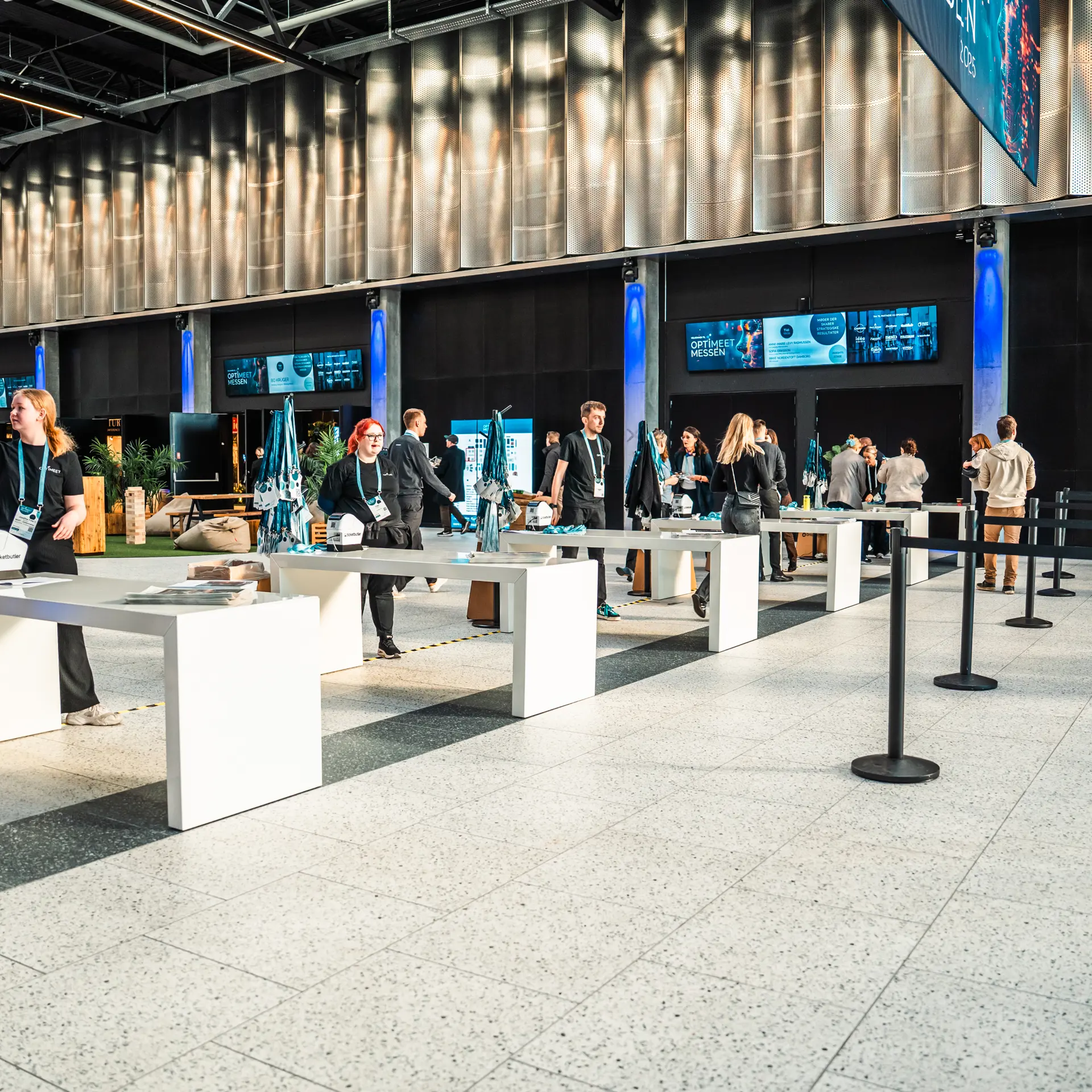 Udstillere ankommer til Bella Center og henter materialer ved check-in skranker under opbygning af messe