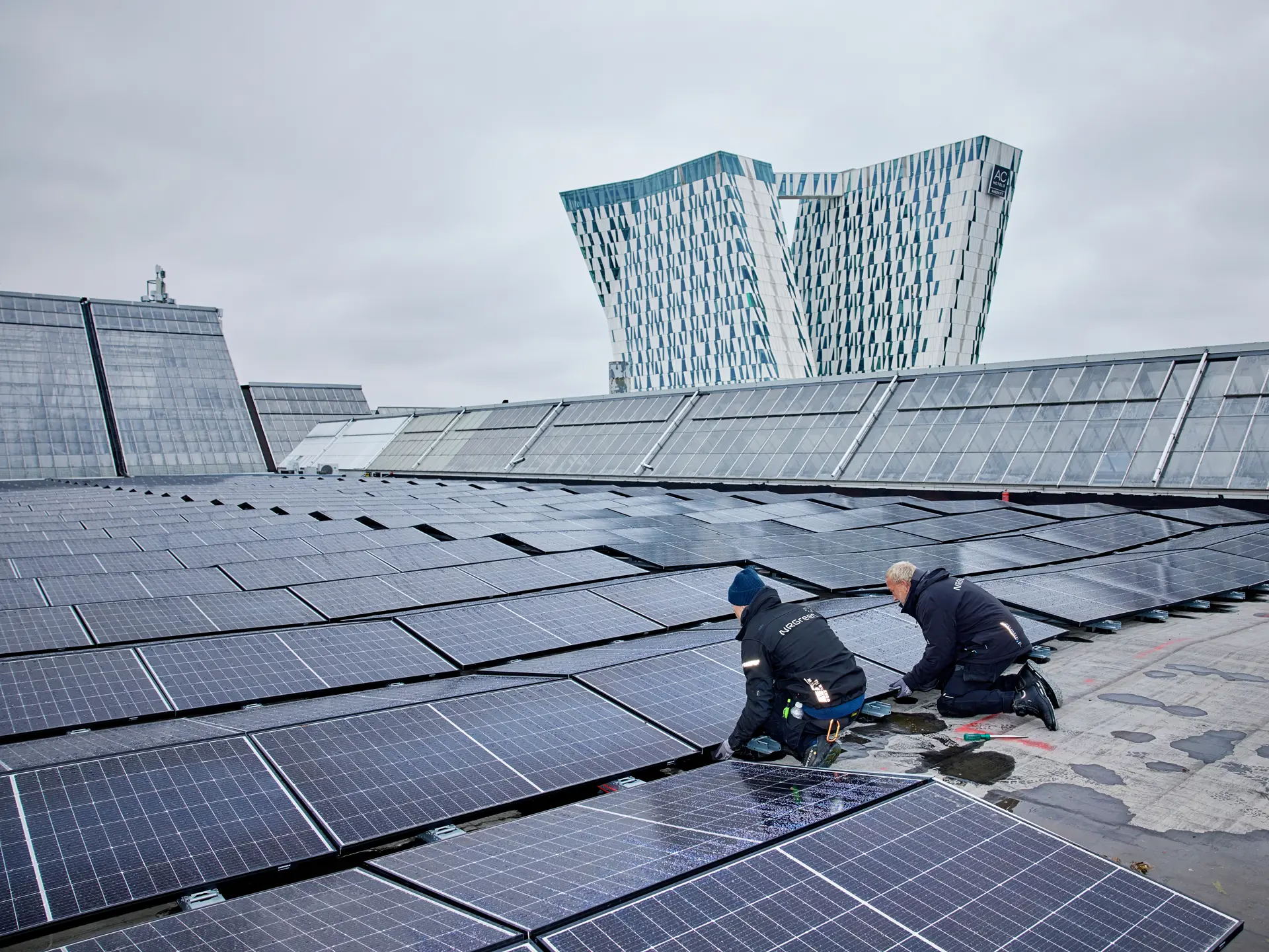 Det store solcelleanlæg på toppen af Bella Center producerer grøn energi.