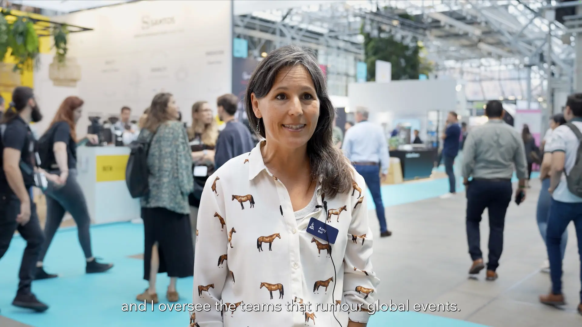 Amy Ball deler sin oplevelse som arrangør fra World of Coffee 2024-konferencen i en videotestimonial