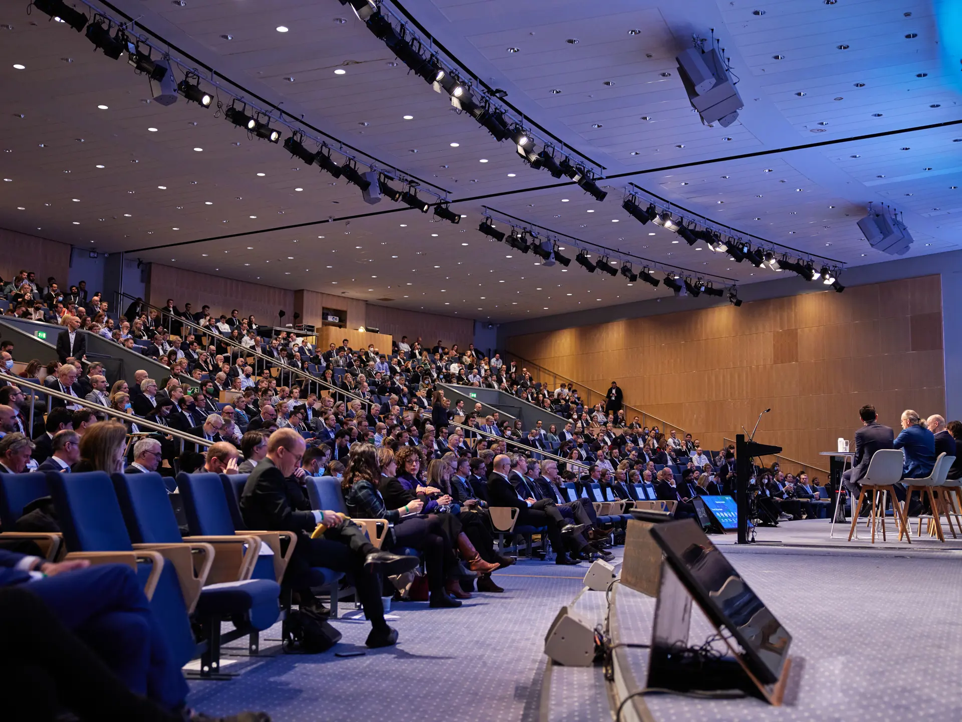 Fyldt auditorium med publikum til international konference i København.