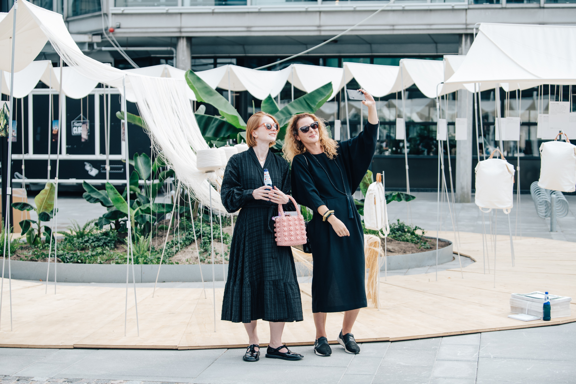 Besøgende til messe i Bella Center tager selfie foran messeinstallation.