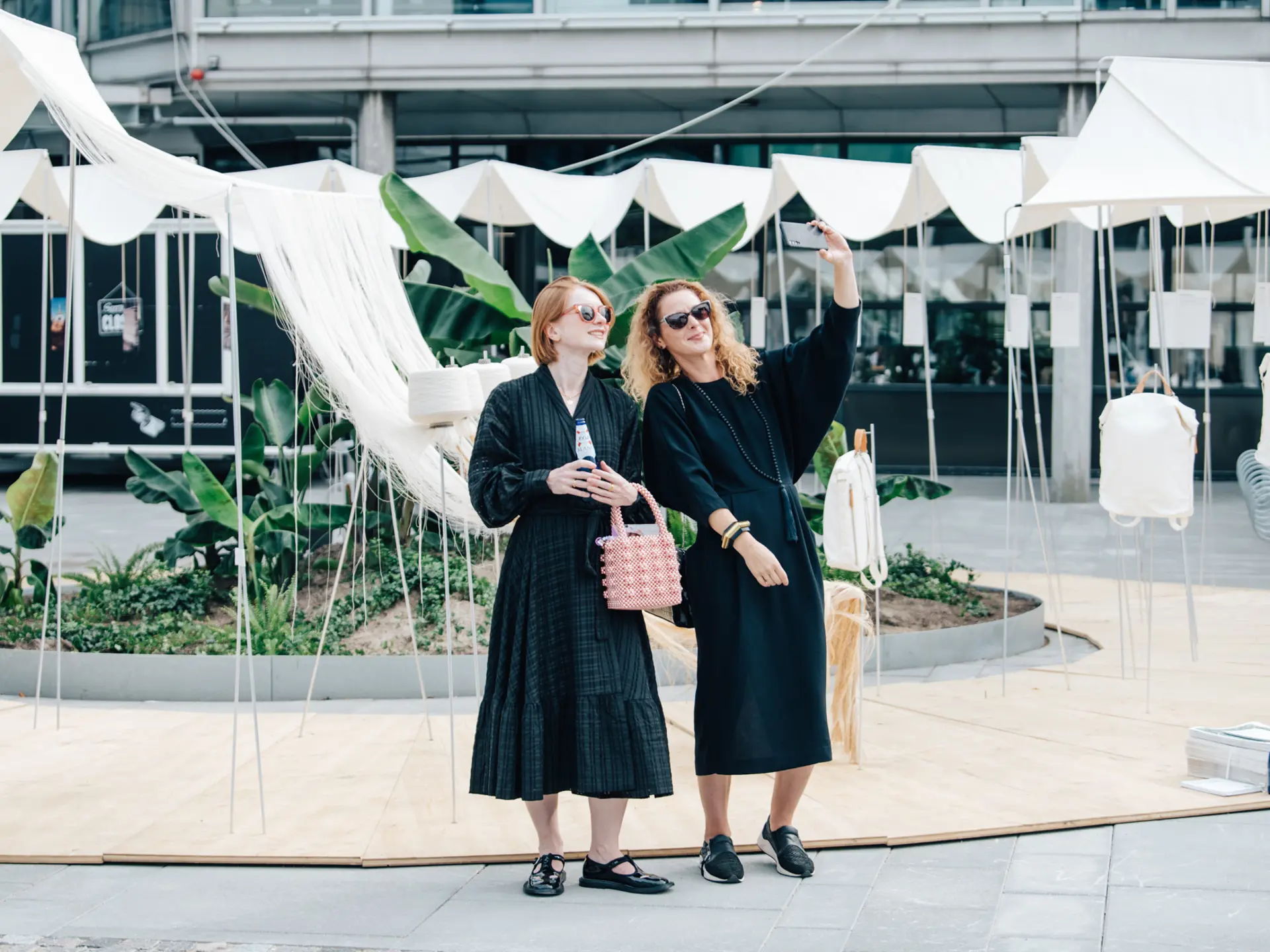 Besøgende til messe i Bella Center tager selfie foran messeinstallation.