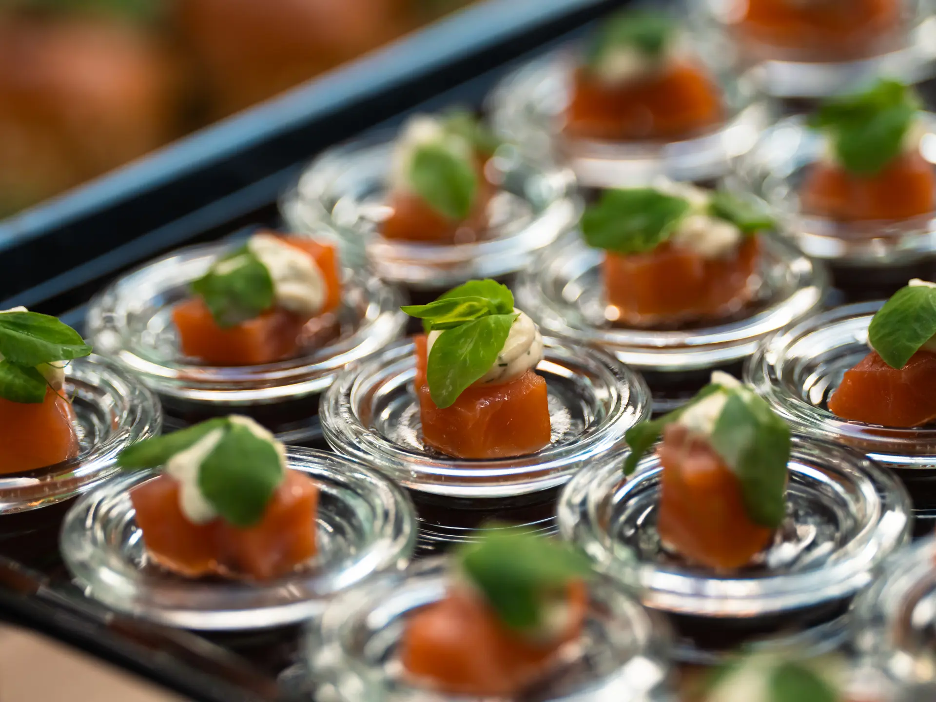 Små portionsanretninger med laks og basilikum til events i Bella Center.