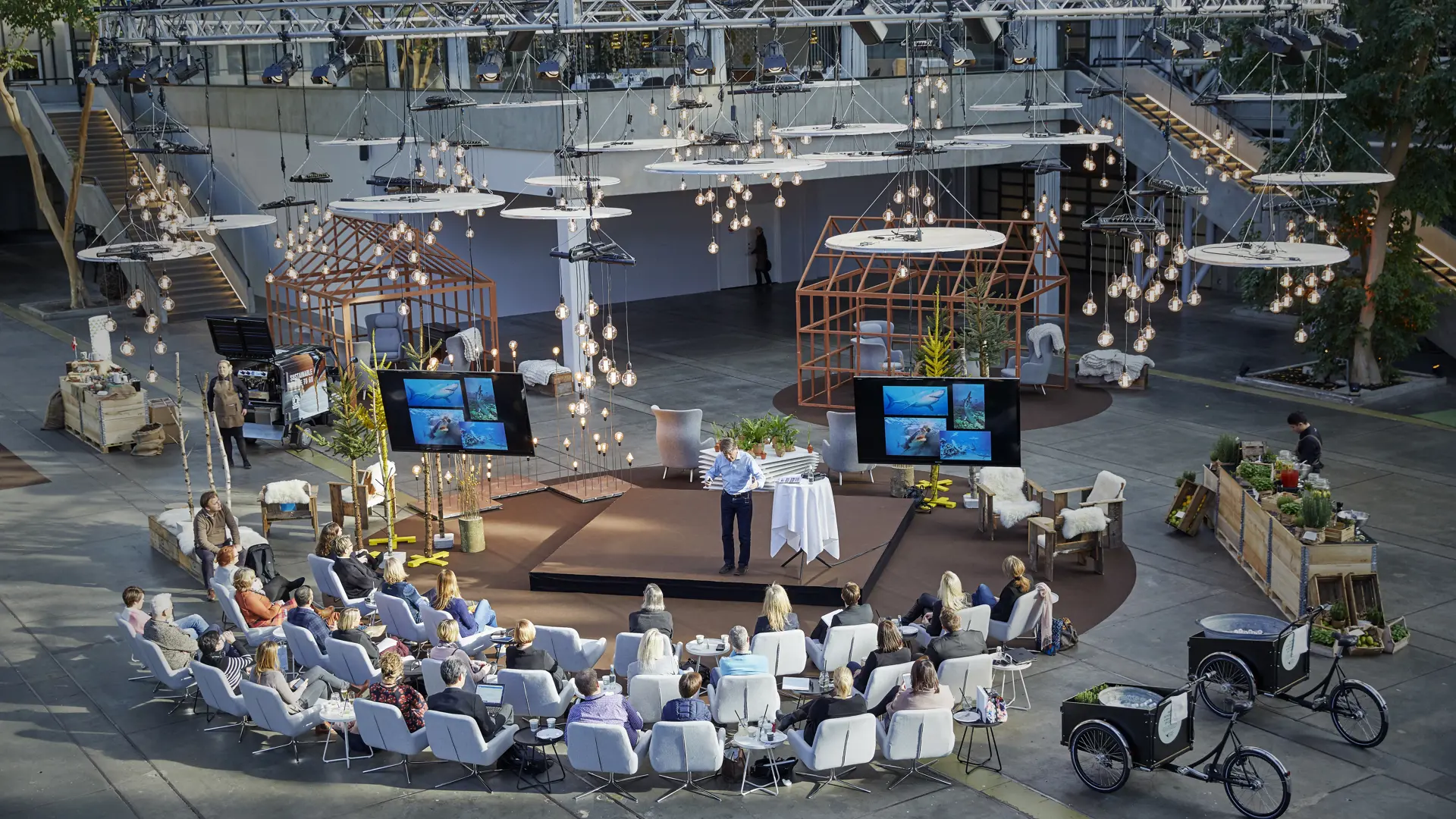 Skræddersyet eventlayout i Bella Center med scene og publikum.