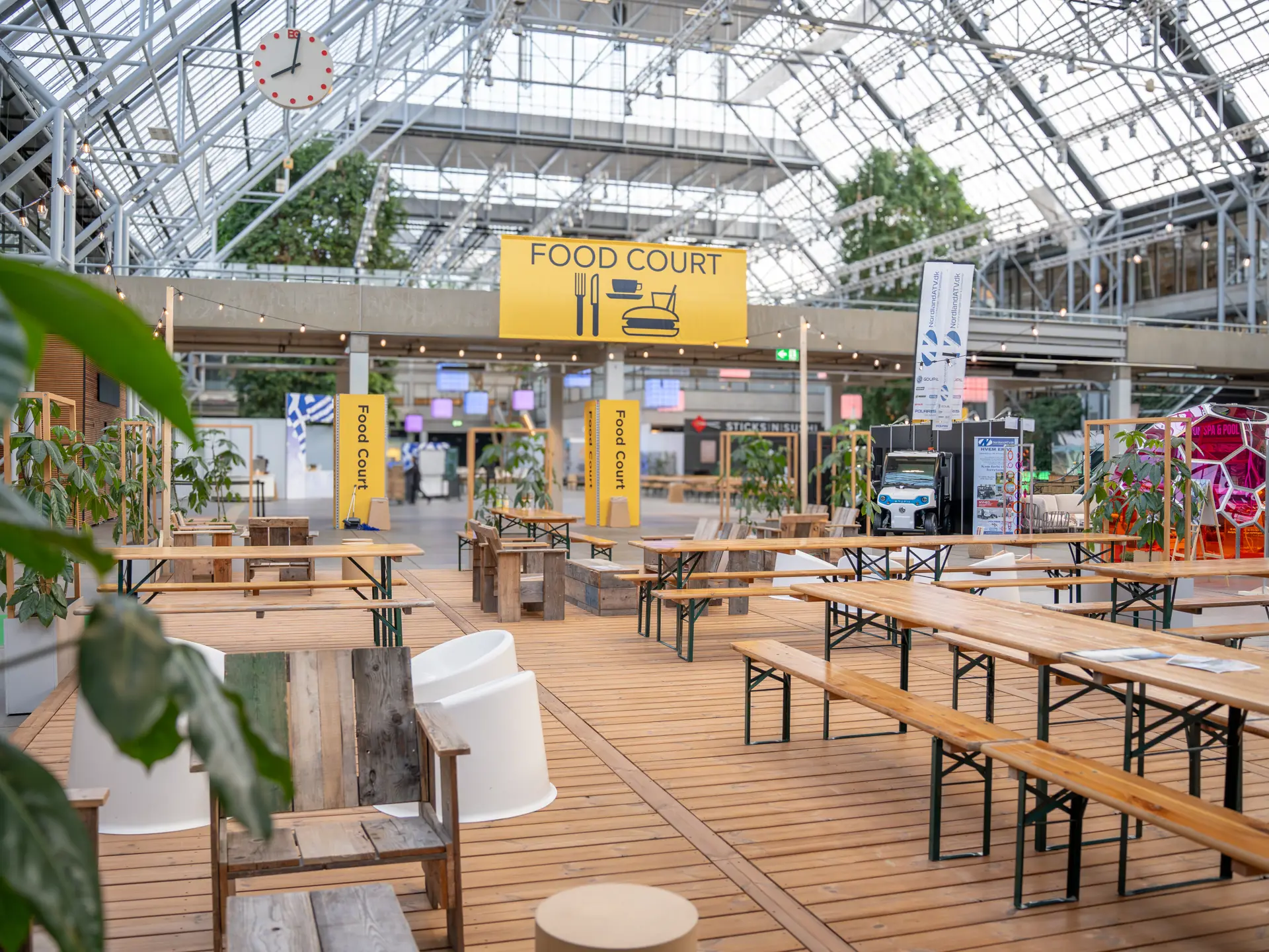 Food court med bænke og borde til messe i Bella Center.
